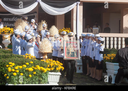 Buriram, THAÏLANDE - 26 octobre 2017 : Agent du gouvernement thaïlandais en uniforme portent des fleurs en signe de respect pour la fin thai le roi Bhumibol Adulyadej à buriram rajabhat. chalermwut comemuang : crédit/Alamy live news Banque D'Images