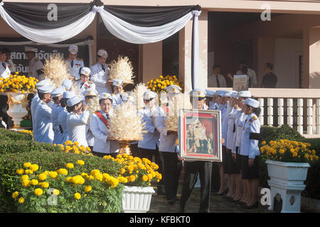 Buriram, THAÏLANDE - 26 octobre 2017 : Agent du gouvernement thaïlandais en uniforme portent des fleurs en signe de respect pour la fin thai le roi Bhumibol Adulyadej à buriram rajabhat. chalermwut comemuang : crédit/Alamy live news Banque D'Images