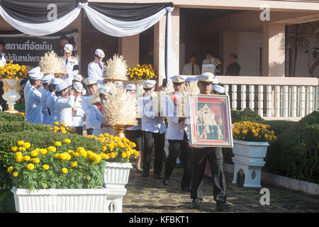 Buriram, THAÏLANDE - 26 octobre 2017 : Agent du gouvernement thaïlandais en uniforme portent des fleurs en signe de respect pour la fin thai le roi Bhumibol Adulyadej à buriram rajabhat. chalermwut comemuang : crédit/Alamy live news Banque D'Images