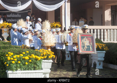 Buriram, THAÏLANDE - 26 octobre 2017 : Agent du gouvernement thaïlandais en uniforme portent des fleurs en signe de respect pour la fin thai le roi Bhumibol Adulyadej à buriram rajabhat. chalermwut comemuang : crédit/Alamy live news Banque D'Images