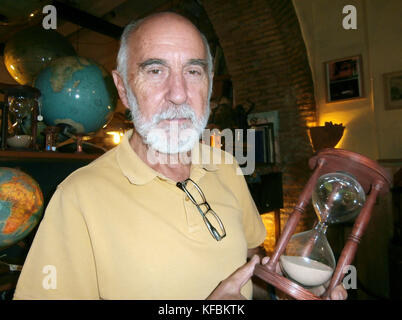 Rome, Italie. 05th Sep, 2017. Adrian Rodriguez Cozzani debout dans sa boutique 'Polvere Di Tempo' à Rome, Italie, 05 septembre 2017. Ici, il produit des sabliers à la main. Crédit : Lotte Glatt/dpa/Alamy Live News Banque D'Images