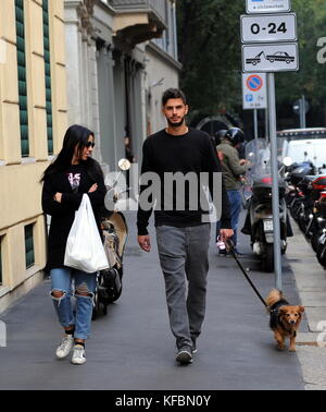 Milan, Andrea ranocchia passeggio un con la moglie giulia il difensore ex nazionale italiana, lo scorso anno ha giocato en inghilterra nell' la ville de coque, quest'anno ã¨ tornato tous' inter. eccolo a spasso per le vie del centro, insieme alla moglie giulia lucarini che ha sposato en succession, e con il loro inseparabile canne portafortuna amico di giulia. Banque D'Images