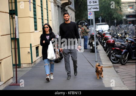 Milan, Andrea ranocchia passeggio un con la moglie giulia il difensore ex nazionale italiana, lo scorso anno ha giocato en inghilterra nell' la ville de coque, quest'anno ã¨ tornato tous' inter. eccolo a spasso per le vie del centro, insieme alla moglie giulia lucarini che ha sposato en succession, e con il loro inseparabile canne portafortuna amico di giulia. Banque D'Images