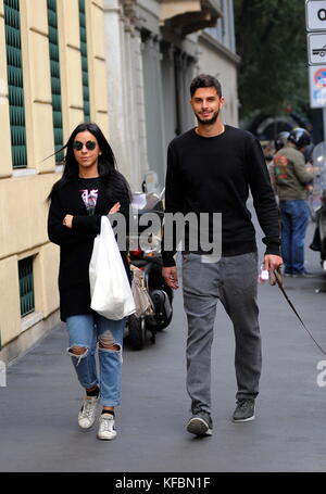 Milan, Andrea ranocchia passeggio un con la moglie giulia il difensore ex nazionale italiana, lo scorso anno ha giocato en inghilterra nell' la ville de coque, quest'anno ã¨ tornato tous' inter. eccolo a spasso per le vie del centro, insieme alla moglie giulia lucarini che ha sposato en succession, e con il loro inseparabile canne portafortuna amico di giulia. Banque D'Images