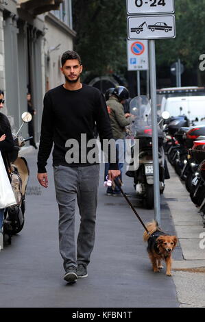 Milan, Andrea ranocchia passeggio un con la moglie giulia il difensore ex nazionale italiana, lo scorso anno ha giocato en inghilterra nell' la ville de coque, quest'anno ã¨ tornato tous' inter. eccolo a spasso per le vie del centro, insieme alla moglie giulia lucarini che ha sposato en succession, e con il loro inseparabile canne portafortuna amico di giulia. Banque D'Images