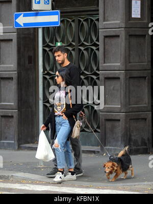 Milan, Andrea ranocchia passeggio un con la moglie giulia il difensore ex nazionale italiana, lo scorso anno ha giocato en inghilterra nell' la ville de coque, quest'anno ã¨ tornato tous' inter. eccolo a spasso per le vie del centro, insieme alla moglie giulia lucarini che ha sposato en succession, e con il loro inseparabile canne portafortuna amico di giulia. Banque D'Images