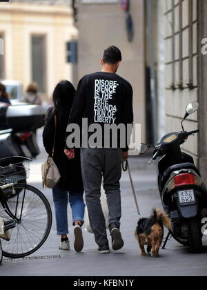 Milan, Andrea ranocchia passeggio un con la moglie giulia il difensore ex nazionale italiana, lo scorso anno ha giocato en inghilterra nell' la ville de coque, quest'anno ã¨ tornato tous' inter. eccolo a spasso per le vie del centro, insieme alla moglie giulia lucarini che ha sposato en succession, e con il loro inseparabile canne portafortuna amico di giulia. Banque D'Images