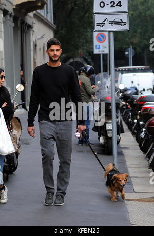 Milan, Andrea ranocchia passeggio un con la moglie giulia il difensore ex nazionale italiana, lo scorso anno ha giocato en inghilterra nell' la ville de coque, quest'anno ã¨ tornato tous' inter. eccolo a spasso per le vie del centro, insieme alla moglie giulia lucarini che ha sposato en succession, e con il loro inseparabile canne portafortuna amico di giulia. Banque D'Images