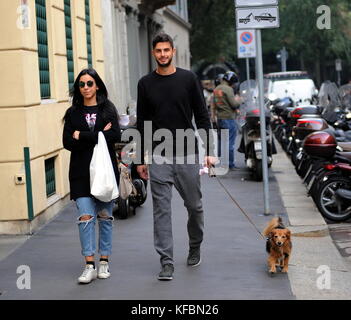 Milan, Andrea ranocchia passeggio un con la moglie giulia il difensore ex nazionale italiana, lo scorso anno ha giocato en inghilterra nell' la ville de coque, quest'anno ã¨ tornato tous' inter. eccolo a spasso per le vie del centro, insieme alla moglie giulia lucarini che ha sposato en succession, e con il loro inseparabile canne portafortuna amico di giulia. Banque D'Images