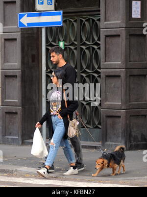 Milan, Andrea ranocchia passeggio un con la moglie giulia il difensore ex nazionale italiana, lo scorso anno ha giocato en inghilterra nell' la ville de coque, quest'anno ã¨ tornato tous' inter. eccolo a spasso per le vie del centro, insieme alla moglie giulia lucarini che ha sposato en succession, e con il loro inseparabile canne portafortuna amico di giulia. Banque D'Images