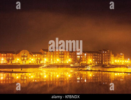 Brouillard tôt le matin aux quais Preston et conditions calmes, comme les maisons de quai se reflètent dans le quai.Un début de journée brillant mais frais avec toute brume ou brouillard se défrichant pour laisser une belle journée, avec des sorts ensoleillés.Navigation Way, Riversway Docklands Preston.Crédit.MediaWorldImages/AlamyLiveNews Banque D'Images