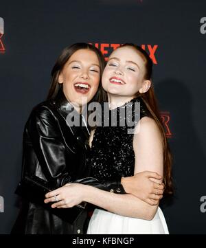 Los Angeles, Californie, États-Unis. 26 octobre 2017. Millie Bobby Brown, Sadie Sink à l'arrivée de NETFLIX'S STRANGER THINGS 2 Premiere, Regency Bruin Theatre, Los Angeles, CA 26 octobre 2017. Crédit : Elizabeth Goodenough/Everett Collection/Alay Live News Banque D'Images