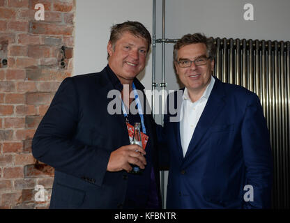 Berlin, Allemagne. 26 octobre 2017. BERLIN/ALLEMAGNE - 26 OCTOBRE 2017 : Torsten Ahlers (Otto Group Media, à gauche) et Stefan Winners (Hubert Burda Media) lors du déjeuner Otto Media Group à la conférence DLD (Digital Life Design) à Berlin, Copyright : Picture alliance for DLD/Jan Haas | usage Worldwide Credit : dpa/Alamy Live News Banque D'Images