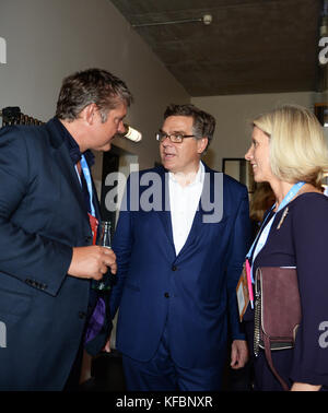 Berlin, Allemagne. 26 octobre 2017. BERLIN/ALLEMAGNE - 26 OCTOBRE 2017 : Torsten Ahlers (Otto Group Media, à gauche), Stefan Winners (Hubert Burda Media) et Franziska Deecke (DLD) lors du déjeuner du groupe Otto Media à la conférence DLD (Digital Life Design) à Berlin, Copyright : Picture alliance for DLD/Jan Haas | usage Worldwide Credit : dpa/Alamy Live News Banque D'Images