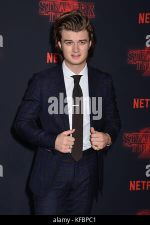 Los Angeles, USA. 26Th oct, 2017. Joe keery 072 arrive à la première de "netflix tranger things' Saison 2 à regency bruin Theatre le 26 octobre 2017 à Los Angeles, Californie / usa crédit : tsuni/Alamy live news Banque D'Images