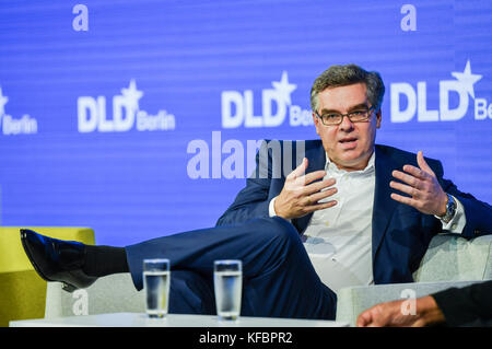 Berlin, Allemagne. 26 octobre 2017. Stefan Winners of Hubert Burda Media prend la parole à la conférence DLD (Digital-Life-Design) au Bolle Festival Halls dans le quartier de Moabit à Berlin, Allemagne, 26 octobre 2017. Les invités de la conférence sur l'innovation discutent des tendances et des évolutions de la digitalisation. Crédit : Jens Kalaene/dpa-Zentralbild/ZB/dpa/Alamy Live News Banque D'Images