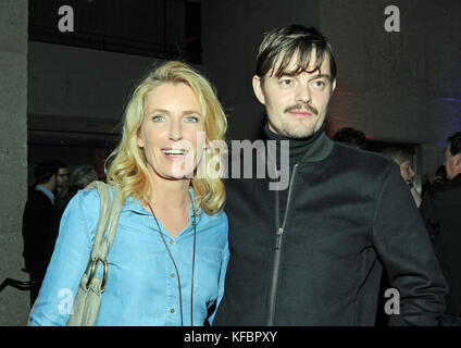 Munich, Allemagne. 26 octobre 2017. L'acteur britannique Sam Riley et l'actrice allemande Maria Furtwaengler arrivent à l'ouverture du troisième festival de séries télévisées 'Seriencamp' à la Hochschule fuer Fernsehen und film (Université de télévision et de cinéma de Munich, HFF) à Munich, Allemagne, le 26 octobre 2017. Crédit : Ursula Düren/dpa/Alamy Live News Banque D'Images