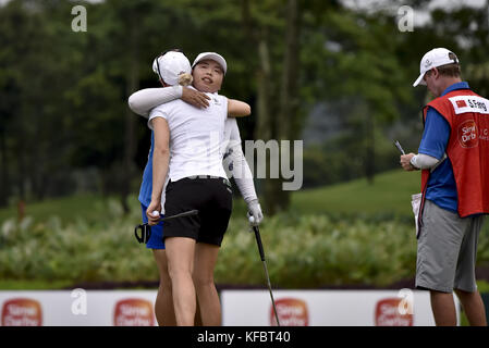 Kuala Lumpur, MALAISIE. 27 octobre 2017. Shanshan Feng de Chine célèbre après l'achèvement pendant la deuxième journée du Sime Darby LPGA Malaysia à TPC Kuala Lumpur le 27 octobre 2017 en Malaisie. Crédit : Chris Jung/ZUMA Wire/Alamy Live News Banque D'Images