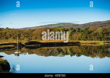 Powys, pays de Galles Royaume-Uni vendredi 27 octobre 2017 Royaume-Uni Météo : un yacht est amarré dans l'eau calme miroir, reflétant les belles couleurs d'automne sur un matin ensoleillé, mais froid, sur l'estuaire Dyfi, près de Machynlleth, Powys, pays de Galles photo crédit : Keith Morris/Alamy Live News Banque D'Images