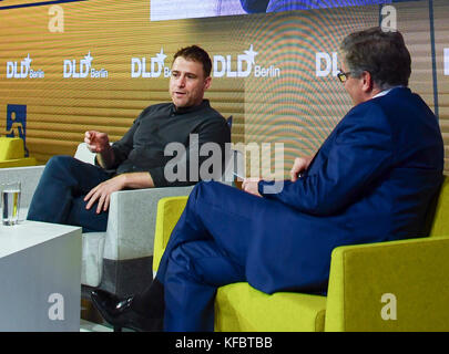 Stewart Butterfield du service de messagerie instantanée Slack, entrepreneur canadien et fondateur de la plateforme photo Flickr, et Stefan Winners de Hubert Burda Media prennent la parole lors de la conférence DLD (Digital-Life-Design) au Bolle Festival Halls dans le quartier de Moabit à Berlin, en Allemagne, du 26 au 30 octobre 2017. Les invités de la conférence sur l'innovation discutent des tendances et des évolutions de la digitalisation. Photo : Jens Kalaene/dpa-Zentralbild/ZB Banque D'Images