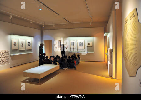 Pise, Italie. 26Th oct, 2017. escher au Palazzo blu 26/10/2017-pise-Italie chronique de l'art les oeuvres de Maurice Cornelis Escher exposée au Palazzo blu intitulée "au-delà du possible" sont datées entre 1917 et 1963, à l'origine néerlandais est allé(e) à l'Académie de Haarlem. De nos jours, avec ses oeuvres, prospective, mathématique et même métaphysique, il conquiert le visiteur, même à un âge précoce. dans photos : école et liceal écouter l'explication d'Escher's fonctionne. pour robertocappa le photojournalisme. crédit : agence photo indépendante/Alamy live news Banque D'Images