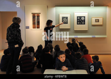 Pise, Italie. 26Th oct, 2017. escher au Palazzo blu 26/10/2017-pise-Italie chronique de l'art les oeuvres de Maurice Cornelis Escher exposée au Palazzo blu intitulée "au-delà du possible" sont datées entre 1917 et 1963, à l'origine néerlandais est allé(e) à l'Académie de Haarlem. De nos jours, avec ses oeuvres, prospective, mathématique et même métaphysique, il conquiert le visiteur, même à un âge précoce. dans photos : école et liceal écouter l'explication d'Escher's fonctionne. pour robertocappa le photojournalisme. crédit : agence photo indépendante/Alamy live news Banque D'Images