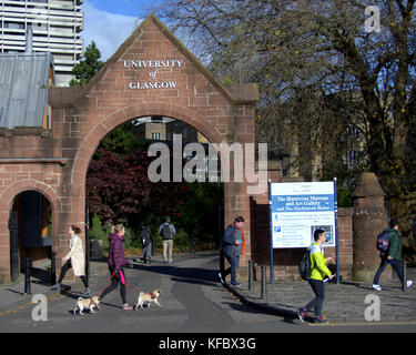 Glasgow, Écosse, Royaume-Uni.27 octobre. Le temps ensoleillé de l'été revient à l'entrée du campus universitaire de glasgow dunbarton Road la ville et les habitants accueillent le temps vif. Crédit Gerard Ferry/Alamy news Banque D'Images