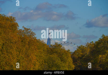 Hyde Park, London, UK. 27 octobre, 2017. Une vue sur le shard et le London eye vue de Hyde park. à partir d'une série de scènes d'automne lors d'une journée ensoleillée à Hyde Park, Londres. photo date : vendredi, Octobre 27, 2017. photo : Roger garfield/Alamy live news Banque D'Images