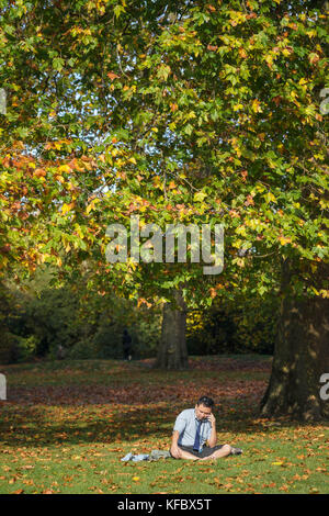 Hyde Park, London, UK. 27 octobre, 2017. un homme bénéficiant d'une fin d'automne, soleil dans Hyde park. à partir d'une série de scènes d'automne lors d'une journée ensoleillée à Hyde Park, Londres. photo date : vendredi, Octobre 27, 2017. photo : Roger garfield/Alamy live news Banque D'Images