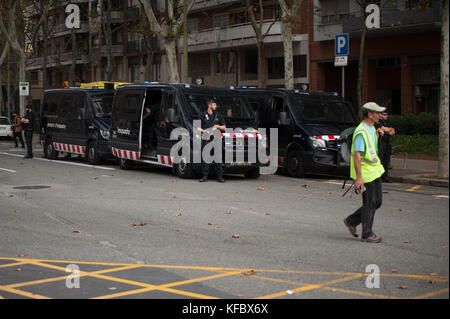 Barcelone, Espagne. 27 octobre 2017. Des membres des mossos d'esquadra gardent le Parlement de Catalogne lors des votes du Parlement pour la proclamation de l'indépendance de la Catalogne. Credit: Charlie Perez/Alay Live News Banque D'Images