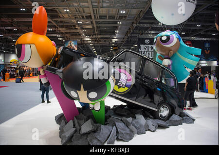 ExCel, Londres, Royaume-Uni. 27 octobre, 2017. Fans et des cosplayeurs arrivent pour la journée chargée de la MCM London Comic Con, l'événement se déroule du 27 au 29 octobre. Credit : Malcolm Park/Alamy Live News. Banque D'Images