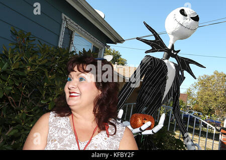 Napa, CA, États-Unis. 26 octobre 2017. Jack Skellington plane sur l'épaule de Jacquelyn Chambers où elle et son mari Bill ont décoré leur cour avant dans un thème ''le cauchemar avant Noël''. Crédit : Napa Valley Register/ZUMA Wire/Alamy Live News Banque D'Images