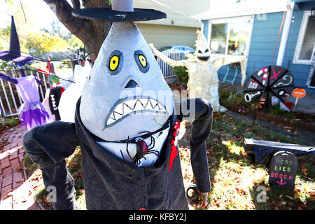 Napa, CA, États-Unis. 26 octobre 2017. Le maire de la ville d'Halloween du film ''le cauchemar avant Noël'' est l'un des personnages représentés dans la cour avant de Jacquelyn et Bill Chambers. Crédit : Napa Valley Register/ZUMA Wire/Alamy Live News Banque D'Images