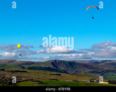 Parapente vol au-dessus du bord de Bradwell dans le parc national de Peak District Derbyshire, Angleterre Royaume-uni avec Mam Tor visible ci-dessous Banque D'Images