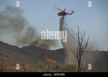 Wildomar, CALIFORNIE, États-Unis. 26 octobre 2017. Un avion de lutte contre les incendies combat les feux de forêt de Wildomar dans la forêt nationale de Cleveland le jeudi 26 octobre 2017 à Wildomar, Calif. L'incendie a commencé après qu'une moto s'est écrasée contre un arbre. © 2017 Patrick T Fallon crédit : Patrick Fallon/ZUMA Wire/Alamy Live News Banque D'Images