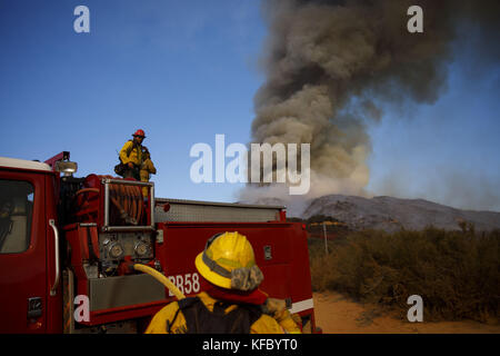 Wildomar, CALIFORNIE, États-Unis. 26 octobre 2017. Un panache de fumée se lève alors que les pompiers combattent l'incendie de Wildomar dans la forêt nationale de Cleveland le jeudi 26 octobre 2017 à Wildomar, Calif. L'incendie a commencé après qu'une moto s'est écrasée contre un arbre. Crédit : Patrick Fallon/ZUMA Wire/Alamy Live News Banque D'Images