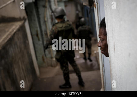 27 octobre 2017 - un résident observe les opérations des forces armées dans la communauté de Sao Carlos, Rio de Janeiro, Brésil photo : Luciano Belford crédit : Luciano Belford/ZUMA Wire/Alamy Live News Banque D'Images