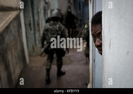 27 octobre 2017 - un résident observe les opérations des forces armées dans la communauté de Sao Carlos, Rio de Janeiro, Brésil photo : Luciano Belford crédit : Luciano Belford/ZUMA Wire/Alamy Live News Banque D'Images