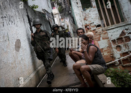 27 octobre 2017 - un résident observe les opérations des forces armées dans la communauté de Sao Carlos, Rio de Janeiro, Brésil photo : Luciano Belford crédit : Luciano Belford/ZUMA Wire/Alamy Live News Banque D'Images