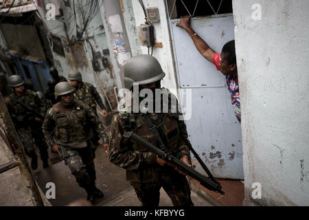 27 octobre 2017 - un résident observe les opérations des forces armées dans la communauté de Sao Carlos, Rio de Janeiro, Brésil photo : Luciano Belford crédit : Luciano Belford/ZUMA Wire/Alamy Live News Banque D'Images