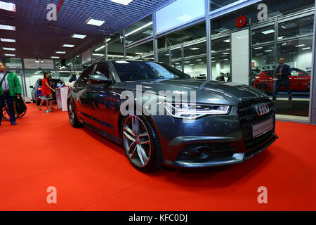 La Pologne, de Nadarzyn, 27 Octobre 2017 : Show Moto Varsovie célèbre sa 3ème édition. Luxe, course et tuning cars expose pour masses de visiteur. Grandes marques comme Volkswagen, Mercedes-Benz, Lexus et Infiniti voiture récente show. ©Madeleine Ratz/Alamy Live News Banque D'Images