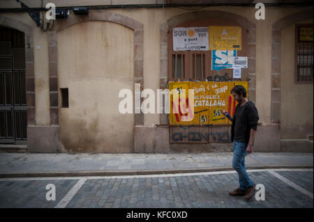 Barcelone, Espagne. 27 octobre 2017. Un jeune homme passe devant un graffiti en faveur de la république le jour de sa proclamation. Credit: Charlie Perez/Alay Live News Banque D'Images