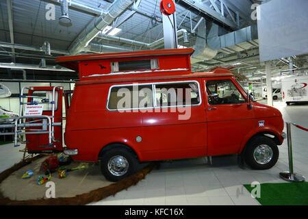 La Pologne, de Nadarzyn, 27 Octobre 2017 : Show Moto Varsovie célèbre sa 3ème édition. Luxe, course et tuning cars expose pour masses de visiteur. Grandes marques comme Volkswagen, Mercedes-Benz, Lexus et Infiniti voiture récente show. ©Madeleine Ratz/Alamy Live News Banque D'Images