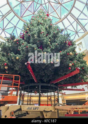 New York, USA. 27 Oct, 2017. Les décorations de Noël sont mis en place et d'autres maison de la construction est en cours au King of Prussia Mall à Washington - Etats-Unis d'Amérique Crédit : Don Mennig/Alamy Live News Banque D'Images