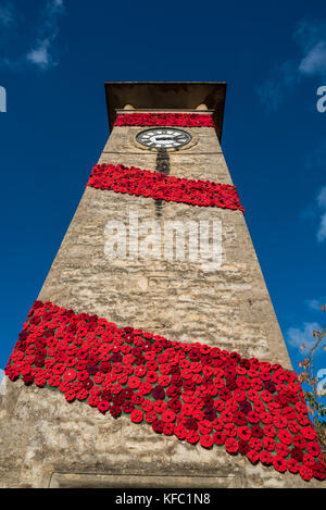 Nailsworth, Gloucestershire, Royaume-Uni. 27 octobre, 2017. En 7000 décorer les coquelicots Cotswold villages tour de l'horloge. Les coquelicots rouges et bleus ont été faites par la population locale entre l'âge de 8 et 80. La fleur bleue représente le bleuet, en France c'est l'équivalent de notre coquelicot, et symbolise le sacrifice des personnes capturées. Banque D'Images