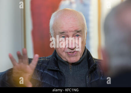 Bad Soden, Allemagne. 27 octobre, 2017. Armin Mueller-Stahl, acteur allemand, peintre et musicien à la conférence de presse pour son exposition d'oeuvres d'art à Stadtgalerie Bad Soden. Oct 28 Exposition-Nov 26 2017 Credit : Markus Wissmann/Alamy Live News Banque D'Images