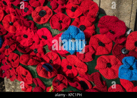 Nailsworth, Gloucestershire, Royaume-Uni. 27 octobre, 2017. En 7000 décorer les coquelicots cotswold villages tour de l'horloge. les coquelicots rouges et bleus ont été faites par la population locale entre l'âge de 8 et 80. La fleur bleue représente le bleuet, en france c'est l'équivalent de notre coquelicot, et symbolise le sacrifice des personnes capturées. Banque D'Images