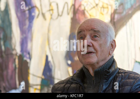 Bad Soden, Allemagne. 27 octobre, 2017. Armin Mueller-Stahl, acteur allemand, peintre et musicien à la conférence de presse pour son exposition d'oeuvres d'art à Stadtgalerie Bad Soden. Oct 28 Exposition-Nov 26 2017 Credit : Markus Wissmann/Alamy Live News Banque D'Images