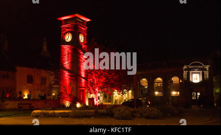 Nailsworth, Gloucestershire, Royaume-Uni. 27 octobre, 2017. En 7000 décorer les coquelicots cotswold villages tour de l'horloge. les coquelicots rouges et bleus ont été faites par la population locale entre l'âge de 8 et 80. La fleur bleue représente le bleuet, en france c'est l'équivalent de notre coquelicot, et symbolise le sacrifice des personnes capturées. Banque D'Images