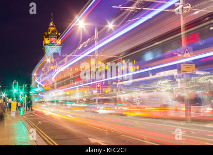 Circulation sur Princes Street la nuit.Édimbourg, Écosse.ROYAUME-UNI Banque D'Images